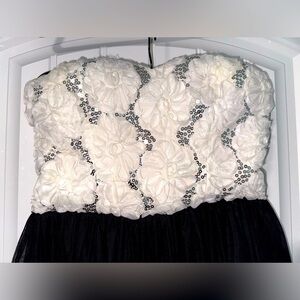 Barely worn, black and white homecoming dress. It is a size 7 from Speechless.